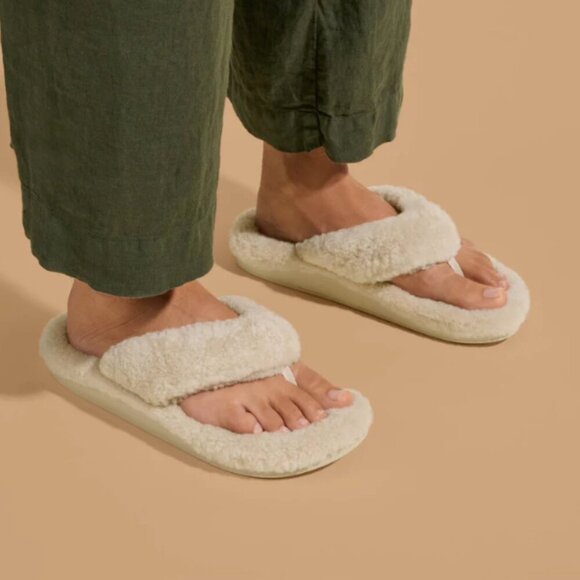Olukai Kīpe'a Heu Women’s Fuzzy Slipper Sandals in cream - Picture 11 of 11